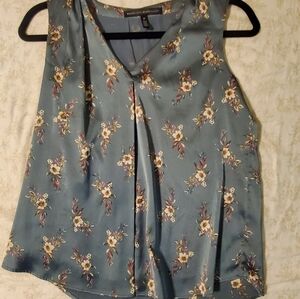White House Black Market Beautiful Sleeveless Gray Flower Blouse.